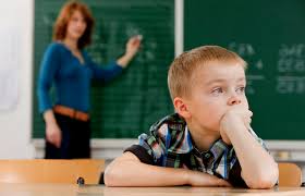  olhando distraída pela janela